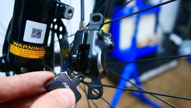 замена велосипедных колодок тормозных